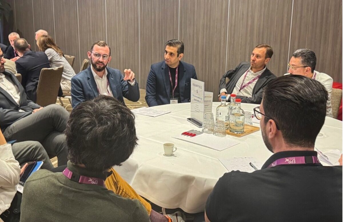 Steven Sabet beim EPP Global Pricing Forum Steven Sabet im Gespräch am Round Table beim EPP Global Pricing Forum.