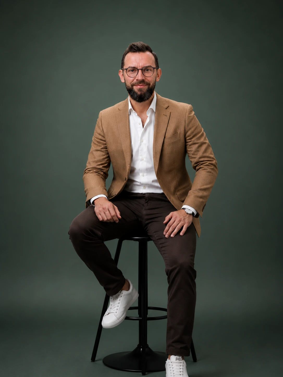 Portrait von Steven Sabet im Studio für die Über mich Seite.