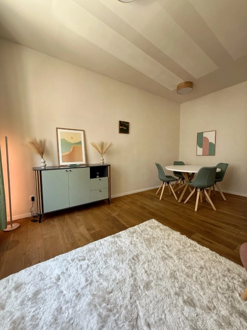 Praxisraum mit Tisch und ruhiger Atmosphäre für Coaching in Wien.